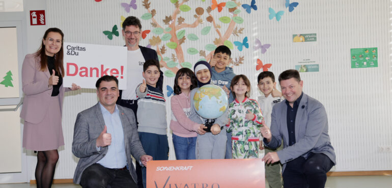 Kinder im Lerncafe freuen sich über Spende von Vivatro und Kärntner Messen