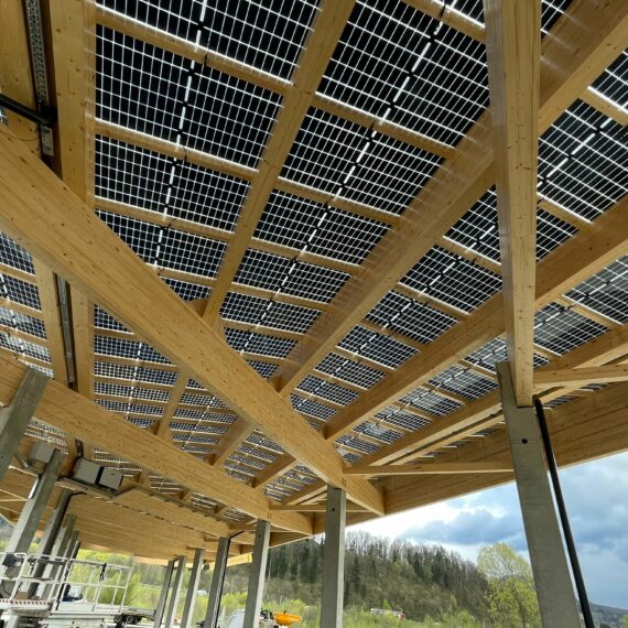 Sonnenkraft Campus - Busport Photovoltaik Überdachung mit bifacialen Glas-Glas-Modulen (c) Vivatro GmbH