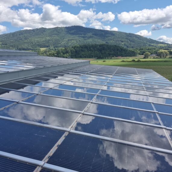 Anwendungsbeispiel Photovoltaik Indachlösung auf Flugdach