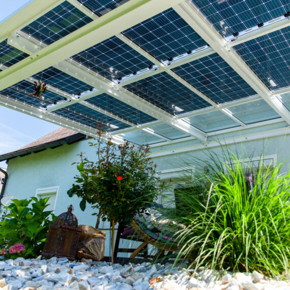 Anwendungsbeispiel Photovoltaik Terrassenüberdachung auf Unterkonstruktion aus Stahl (c) Sonnenkraft