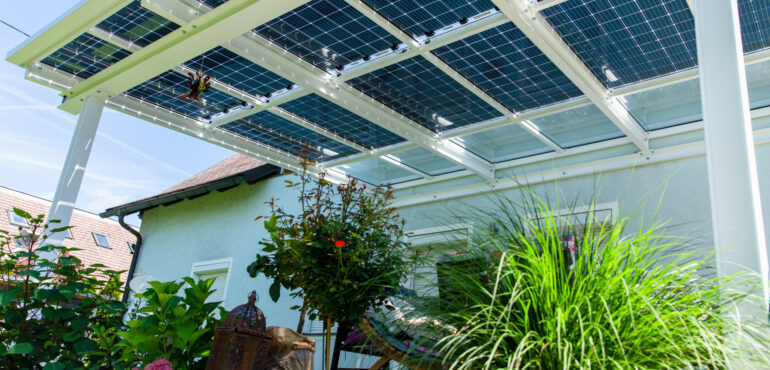 Anwendungsbeispiel Photovoltaik Terrassenüberdachung auf Unterkonstruktion aus Stahl (c) Sonnenkraft