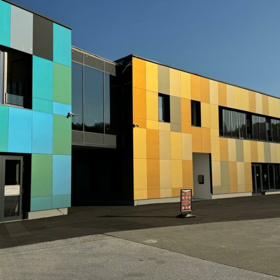 Photovoltaik Fassade am Bürogebäude am Sonnenkraft Campus