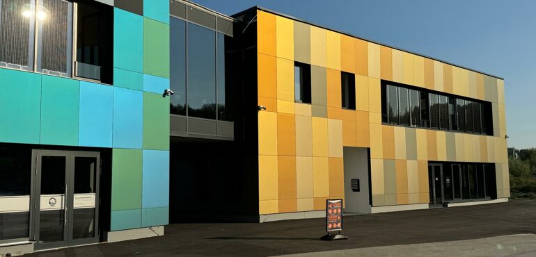 Photovoltaik Fassade am Bürogebäude am Sonnenkraft Campus