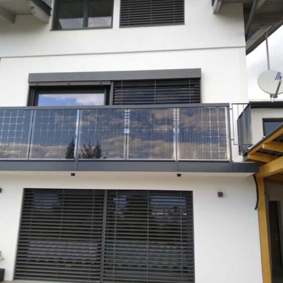 Anwendungsbeispiel Photovoltaik Balkon mit bifacialen Modulen