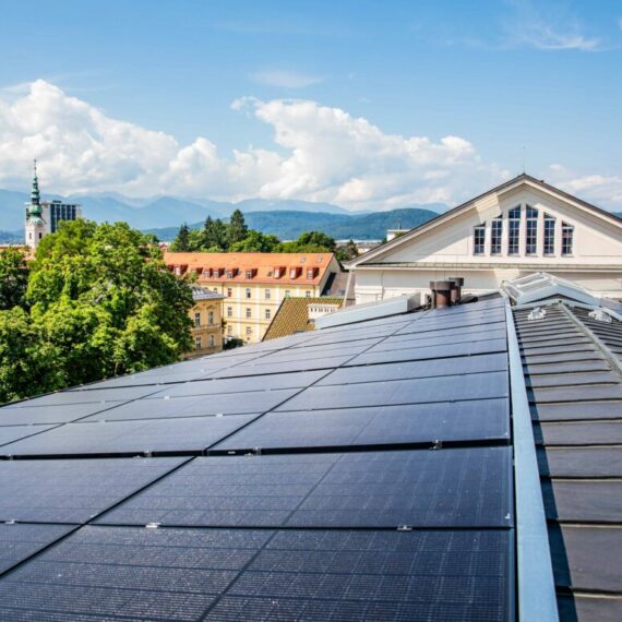 Montage einer Photovoltaik Anlage am Stadttheater Klagenfurt