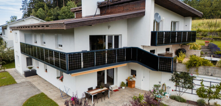 Anwendungsbeispiel Photovoltaik als Balkon bifacial mit Glas Glas Modulen