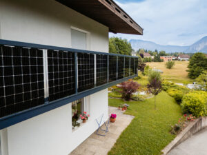 Anwendungsbeispiel Photovoltaik als Balkon bifacial mit Glas Glas Modulen