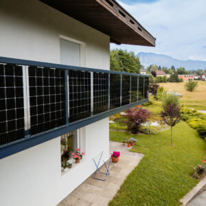 Anwendungsbeispiel Photovoltaik als Balkon bifacial mit Glas Glas Modulen