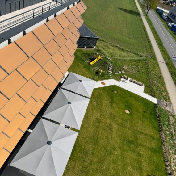 Raiffeisen Kompetenzzentrum Althofen _ Orange PV Sonnenblenden