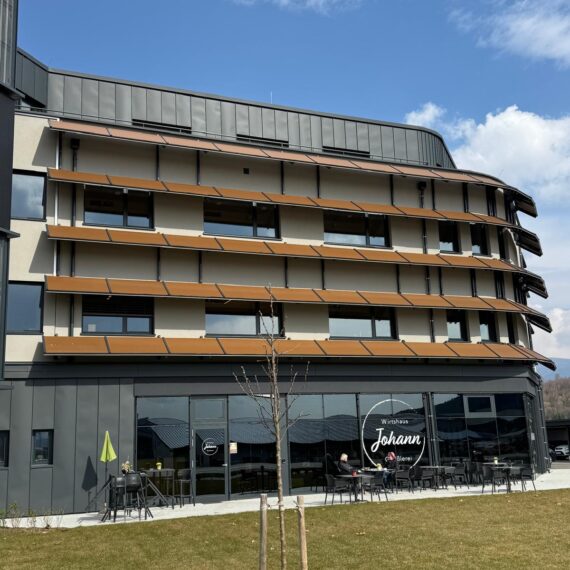 Raiffeisen Kompetenzzentrum Althofen _ Orange PV Sonnenblenden