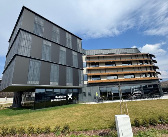 Raiffeisen Kompetenzzentrum Althofen _ PV Integration Fassade