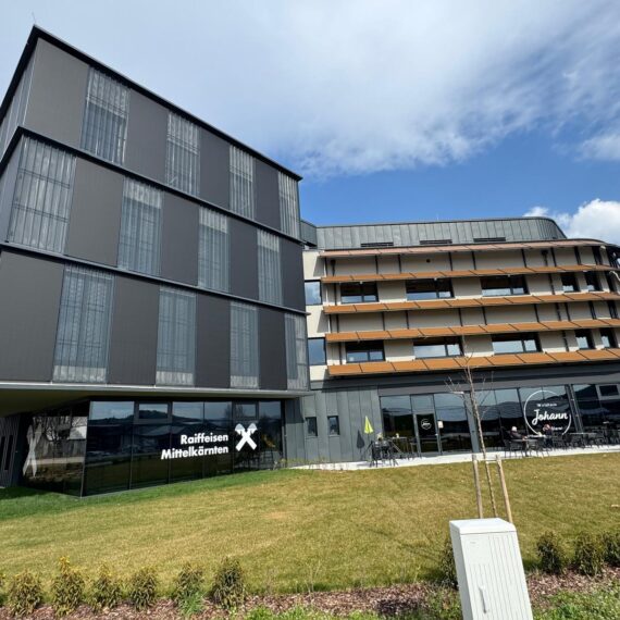 Raiffeisen Kompetenzzentrum Althofen _ PV Integration Fassade
