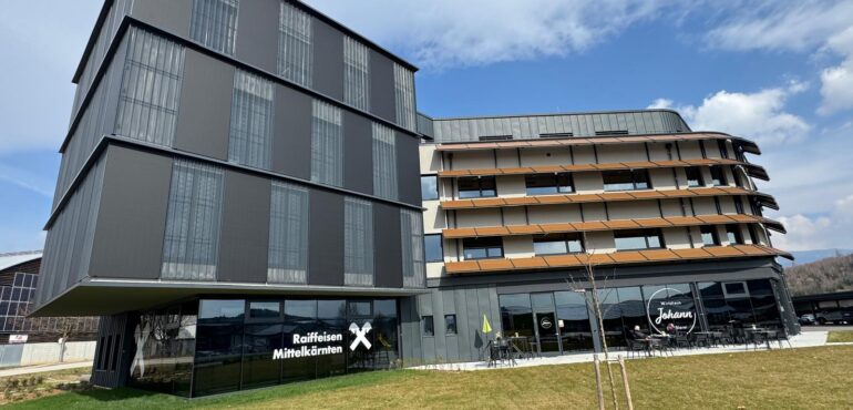 Raiffeisen Kompetenzzentrum Althofen _ PV Integration Fassade
